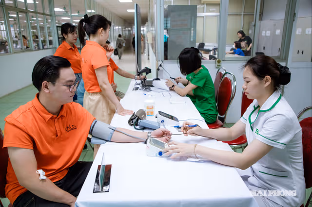 Khám sức khỏe cho người lao động nhân Ngày Thế giới không thuốc lá