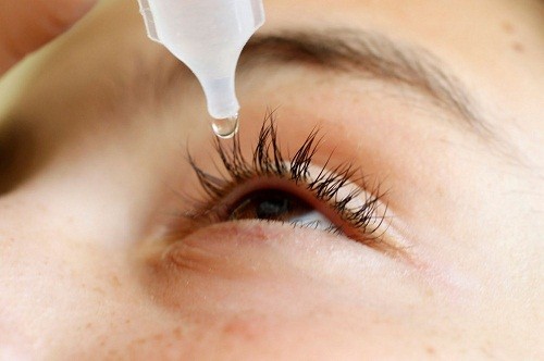Việc dùng thuốc nhỏ mắt (đối với thuốc nước), hay tra mắt (đối với thuốc mỡ) phải theo sự hướng dẫn của bác sĩ chuyên khoa.