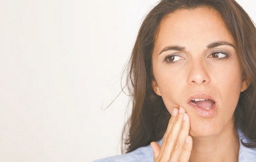 Cảm thấy ê buốt ở răng khi tiếp xúc với đồ ăn quá nóng hoặc quá lạnh là dấu hiệu cho thấy răng đã mất đi lớp bảo vệ. 