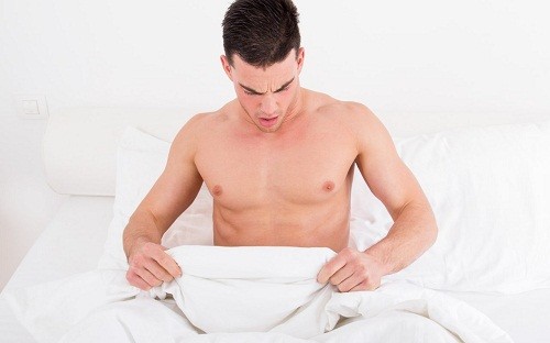 Trong thời gian ủ bệnh, người bệnh thường có biểu hiện nóng rát ở bộ phận sinh dục, sau đó xuất hiện các nốt nhú, có thể mọc thành cụm, tiếp đó hình thành mụn nước, mụn mủ, vỡ ra gây lở loét, cảm giác đau nhức.