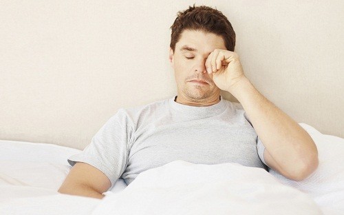 Các triệu chứng cường giáp thường gặp ở nam giới bao gồm mệt mỏi, chán ăn, tăng tiết mồ hôi, bồn chồn, không chịu được nhiệt, khó tập trung và giảm cân không rõ lý do.