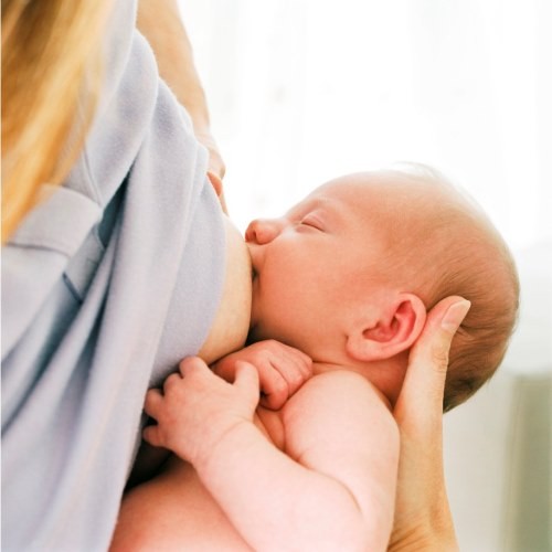 cho trẻ bú không đúng cách cũng là nguyên nhân khiến mẹ bị mất sữa sau sinh.