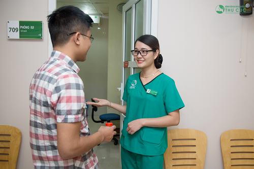 Khám viêm tuyến tiền liệt tại Bệnh viện Thu Cúc, người bệnh được thăm khám bởi đội ngũ bác sĩ có trình độ chuyên môn cao.
