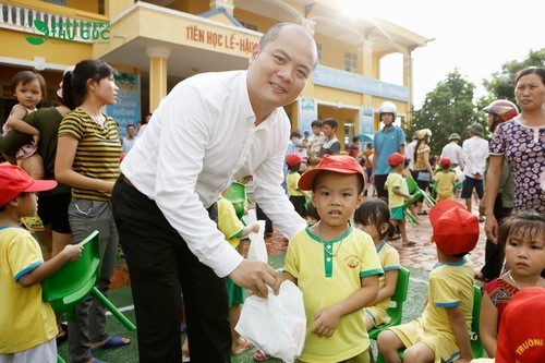 Ông Nguyễn Việt Dũng - PGĐ điều hành Bệnh viện Thu Cúc tặng quà cho các em nhỏ
