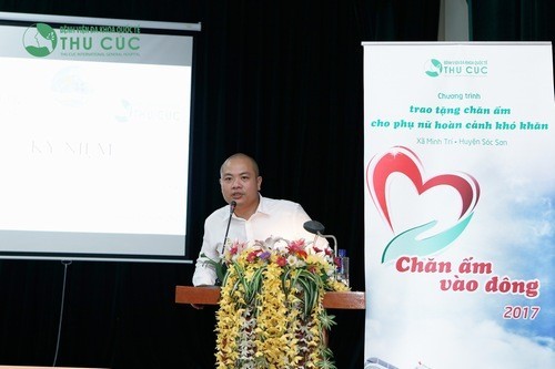 Ông Nguyễn Việt Dũng - PGĐ điều hành Bệnh viện Đa khoa Quốc tế Thu Cúc phát biểu tặng quà 