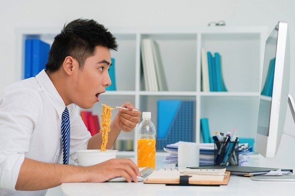 80% người làm việc văn phòng mắc các bệnh lý và nguyên nhân chủ yếu là do thói quen ăn uống, ngồi lâu, ít vận động