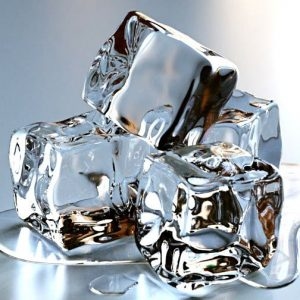 bạn có thể dùng đá chườm để giảm bớt các cơn đau do sâu răng.