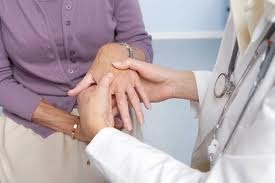 Khám sức khỏe định kì để tầm soát, phát hiện sớm và điều trị bệnh kịp thời giúp giảm thiểu biến chứng, bảo vệ sức khỏe.
