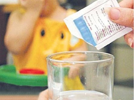 Cha mẹ không nên tự ý mua thuốc điều trị cho bé tại nhà để tránh biến chứng và hiện tượng nhờn thuốc ở trẻ