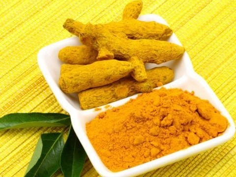 Bột nghệ cũng có khả năng giảm đau do sâu răng.