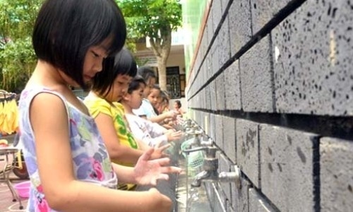 Rửa tay thường xuyên dưới vòi nước sạch là biện pháp phòng ngừa đau mắt đỏ hiệu quả