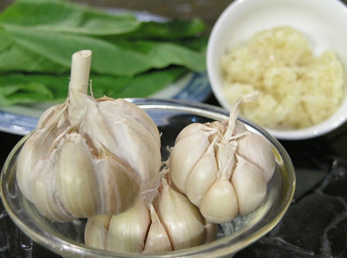 Với tác dụng sát trùng, diệt khuẩn tốt, tỏi cũng là nguyên liệu hữu ích giúp giảm đau răng.