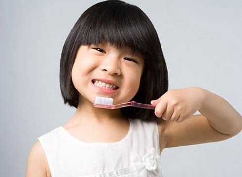 Nên tập cho trẻ thói quen vệ sinh răng miệng đúng cách để phòng tránh bệnh sâu răng.