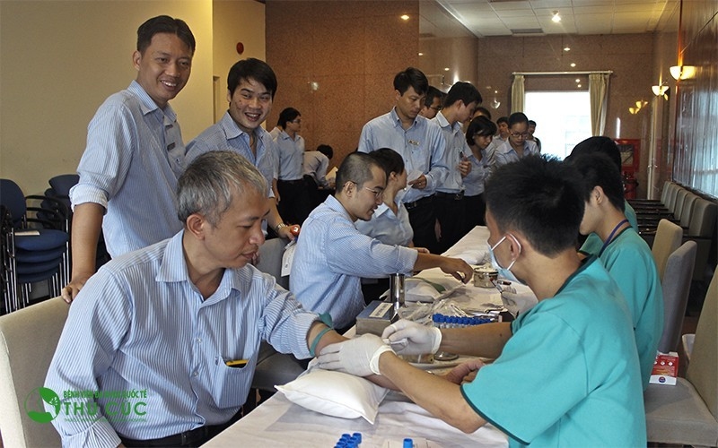 Nhân viên Ngân hàng MB vui vẻ hưởng ứng buổi khám sức khỏe tại Bệnh viện Thu Cúc