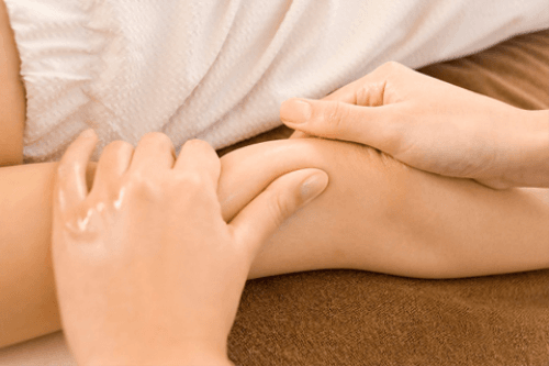 Đau cơ ở bắp tay: Nguyên nhân &amp; cách điều trị DỨT ĐIỂM tại nhà