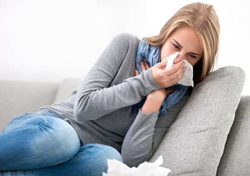 Người bệnh có thể bị nghẹt mũi,đau nhức họng