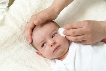Trẻ em rất dễ mắc bệnh nên cần được khám và điều trị tốt nhất