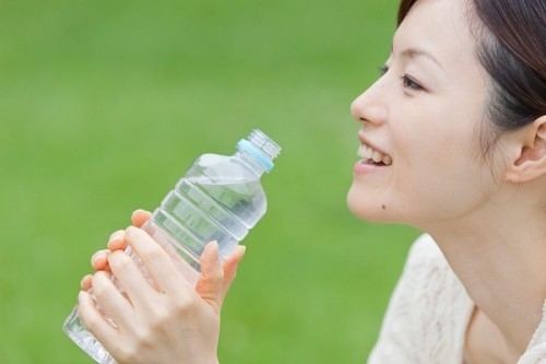 Uống đủ nước mỗi ngày để hỗ trợ tốt cho sức khỏe