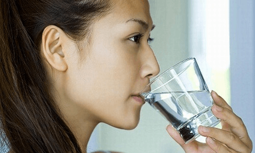 Nên uống nhiều nước để thải nhanh các chất độc ra khỏi cơ thể