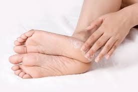 Bệnh nấm da bàn chân lây từ người này sang người khác thông qua tiếp xúc trực tiếp, qua động vật nhiễm bệnh, qua dụng cụ nhiễm nấm hoặc đất…