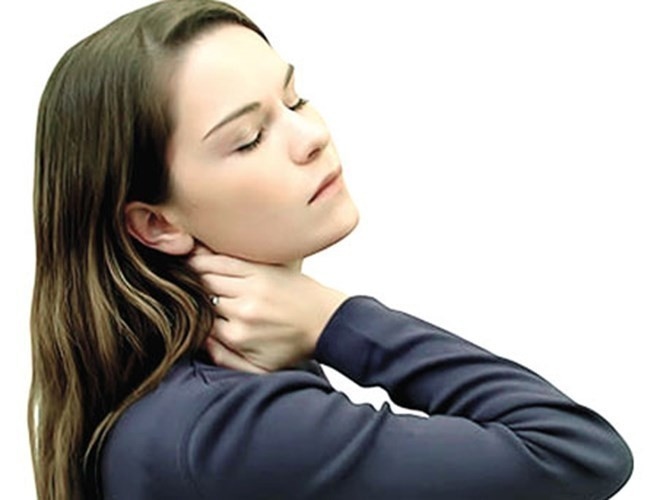 Đau nửa đầu vai gáy nên làm gì?