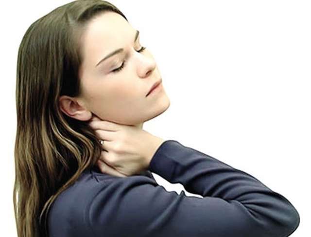 Đau nửa đầu vai gáy nên làm gì?