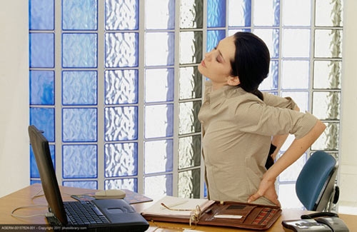 Tư thế làm việc không đúng, ngồi cúi lưng lâu dần sẽ gây các bệnh về cột sống