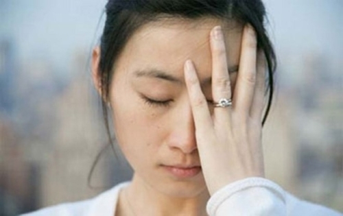 Chứng đau nửa đầu thường xuất hiện đột ngột và khiến người bệnh có cảm giác đau như búa bổ.