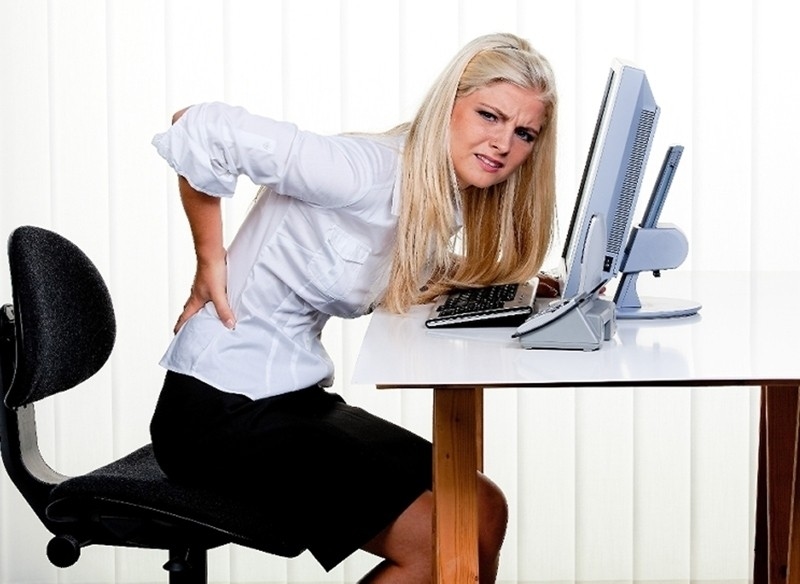 Ngồi làm việc lâu trong một tư thế gây áp lực lên cột sống gây đau lưng