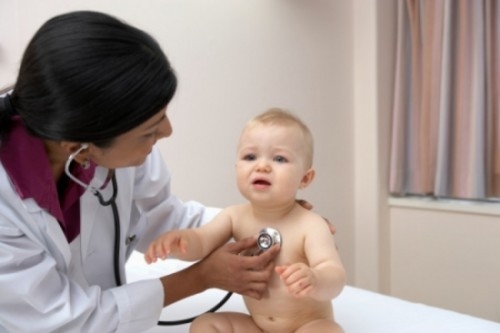Viêm phổi ở trẻ em cần được điều trị sớm để tránh những biến chứng nguy hiểm.