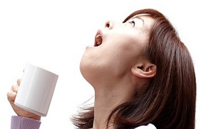 Súc miệng bằng nước muối sinh lý về giảm triệu chứng đau rát cổ họng
