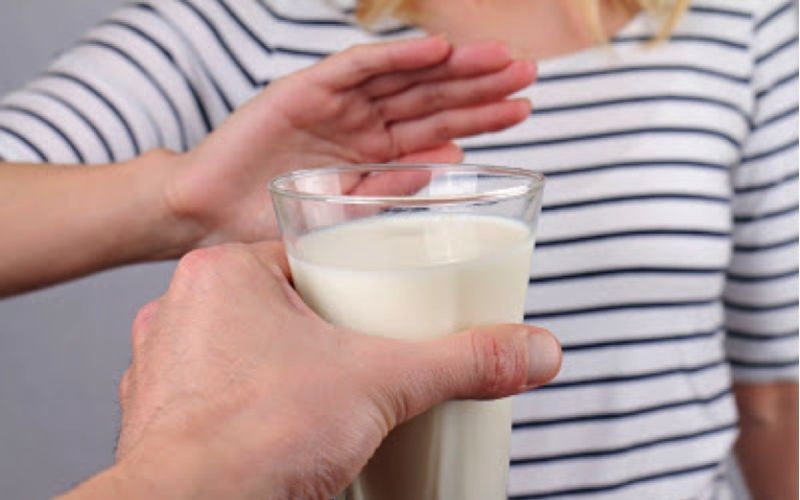 Một số người gặp tình trạng đầy bụng sau khi uống sữa vì không dung nạp Lactose