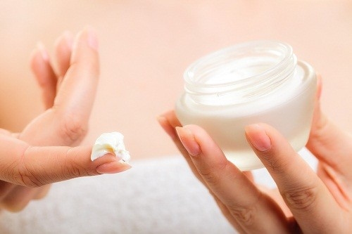Người bị ghẻ nước có thể được chỉ định sử dụng các loại thuốc bôi chống ngứa như D.E.P, Gama benzene hydrochoride 1% (Lindana)...