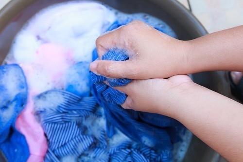 Giặt giũ quần áo, giường chiếu sạch sẽ và thường xuyên để diệt trừ vi nấm gây bệnh.