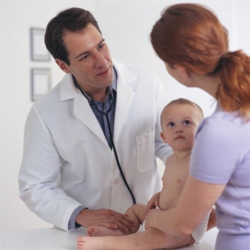 Bác sĩ sẽ kiểm tra da, da đầu, móng của trẻ và hỏi một số câu hỏi, chẳng hạn như trong gia đình trẻ có ai đã từng mắc bệnh vẩy nến hay chưa...