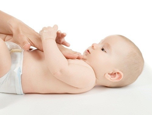 Sử dụng các loại kem, thuốc nước và thuốc mỡ bôi trực tiếp lên da.