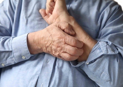 Không được gãi vì có thể sẽ để lại sẹo và làm tăng nguy cơ bị nhiễm khuẩn thứ phát.