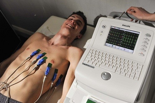 Xét nghiệm điện tâm đồ được dùng để ghi lại các xung điện đi qua tim. 