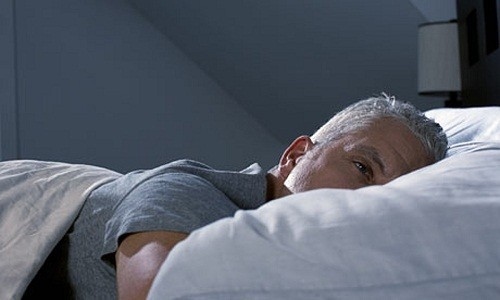 Nghỉ ngơi trong phòng tối có thể giúp làm giảm đau đầu.