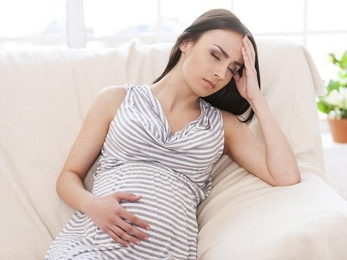 Trong 3 tháng đầu của thai kỳ, hiện tượng đau bụng thường không nghiêm trọng, nhưng nếu có các triệu chứng khác đi kèm, người mẹ cần cẩn thận.