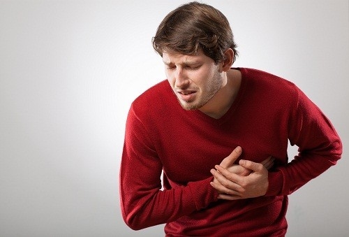 Người bị suy tim thường có đôi môi thâm kèm theo các triệu chứng khác như mệt mỏi, khó thở, đánh trống ngực, hồi hộp... 