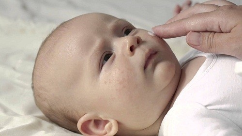 Trẻ sơ sinh và trẻ nhỏ có khả năng hấp thu thuốc qua da rất lớn đặc biệt ở vùng bẹn hoặc mặt, nên những thuốc bôi ngoài dễ bị kích ứng hoặc dị ứng, có thể có tác dụng toàn thân gây độc. 