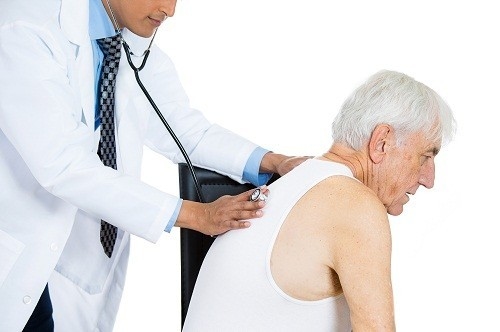 Các triệu chứng của viêm phổi không do vi khuẩn thường xuất hiện từ từ và không biểu hiện rõ ràng như triệu chứng của viêm phổi do vi khuẩn.