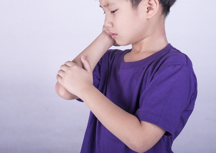 Trẻ bị ung thư máu có thể bị đau ở xương khớp như lưng, cánh tay, chân, vv...