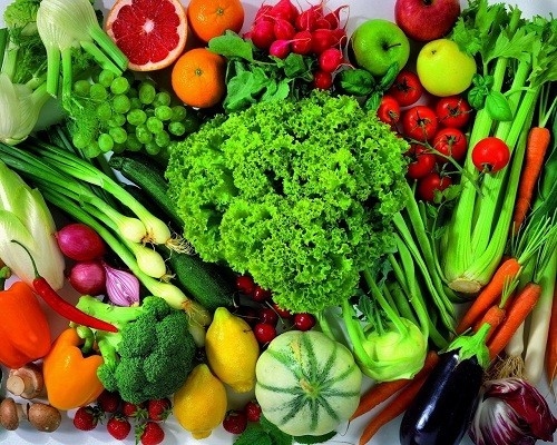 Rau lá xanh và ớt đỏ cung cấp đầy đủ cả vitamin A và C.