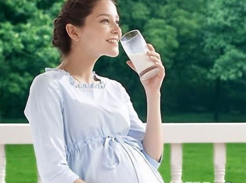 uống nhiều nước giúp phòng và hỗ trợ điều trị viêm tiết niệu khi mang thai hiệu quả