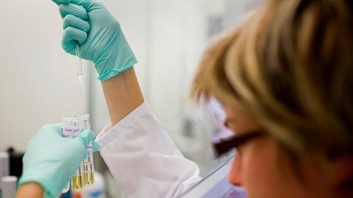Trong chẩn đoán viêm tiết niệu ở trẻ nhỏ, sau khi khám lâm sàng và hỏi về các triệu chứng, bác sĩ sẽ lấy mẫu nước tiểu để kiểm tra và xác định vi khuẩn gây nhiễm trùng.