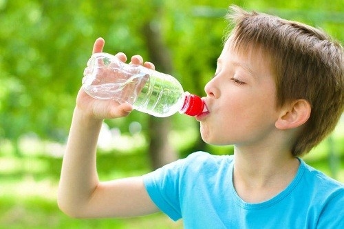 Cha mẹ nên cho trẻ uống nhiều nước.
