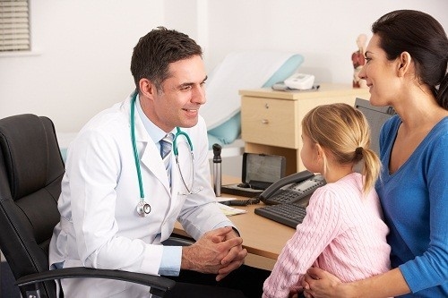 Trước hết các bác sĩ sẽ căn cứ vào các triệu chứng mà người bệnh gặp phải để chẩn đoán.