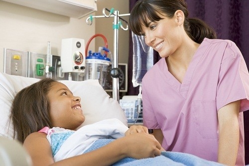 Trẻ cần được theo dõi chặt chẽ các tác dụng phụ có thể xảy ra trong quá trình điều trị.
